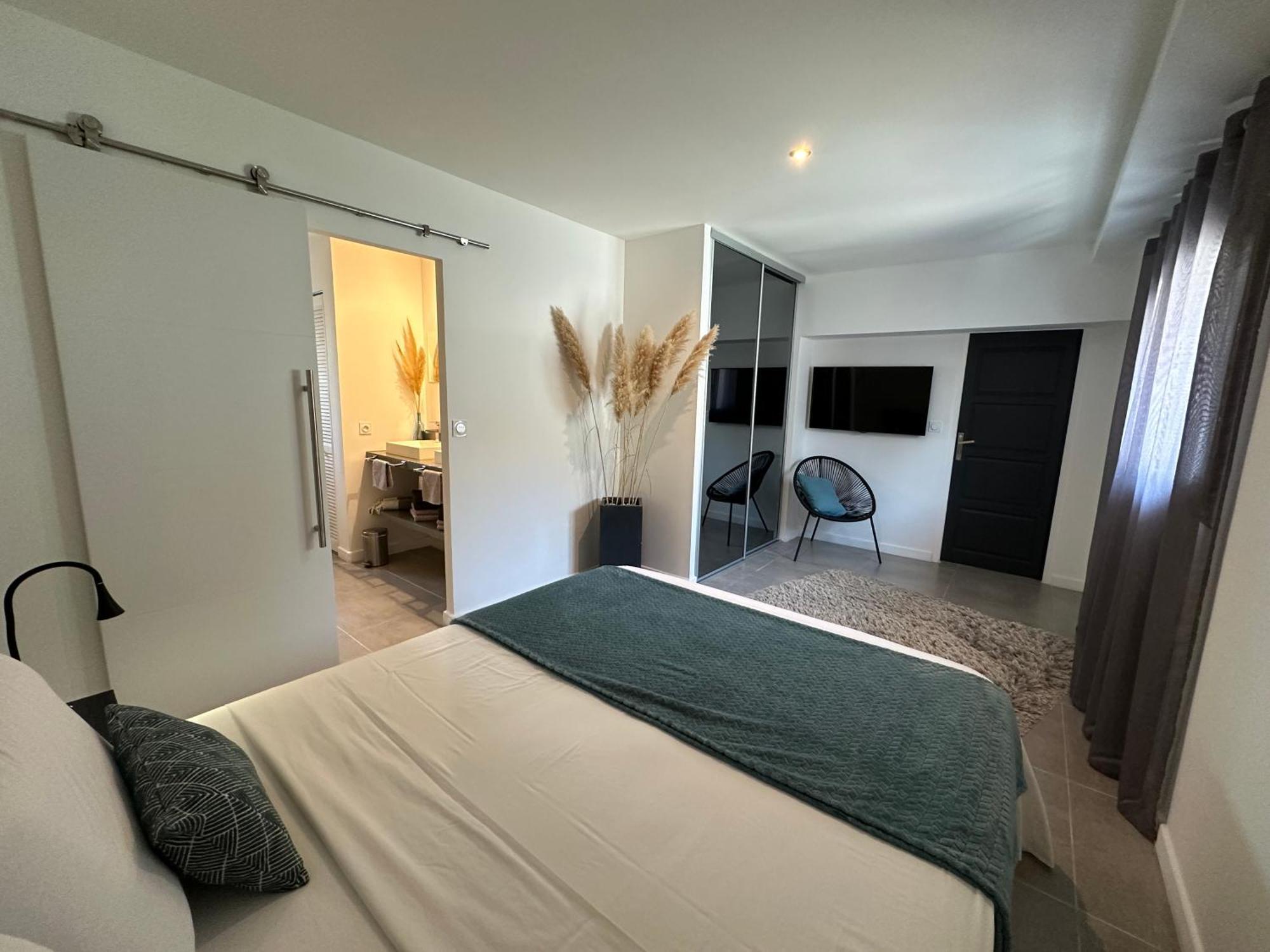 Maison Contemporaine Avec Piscine Privee Chauffee, Entre Plages Et Provence, Borne 11 Kw 伊斯特尔 外观 照片